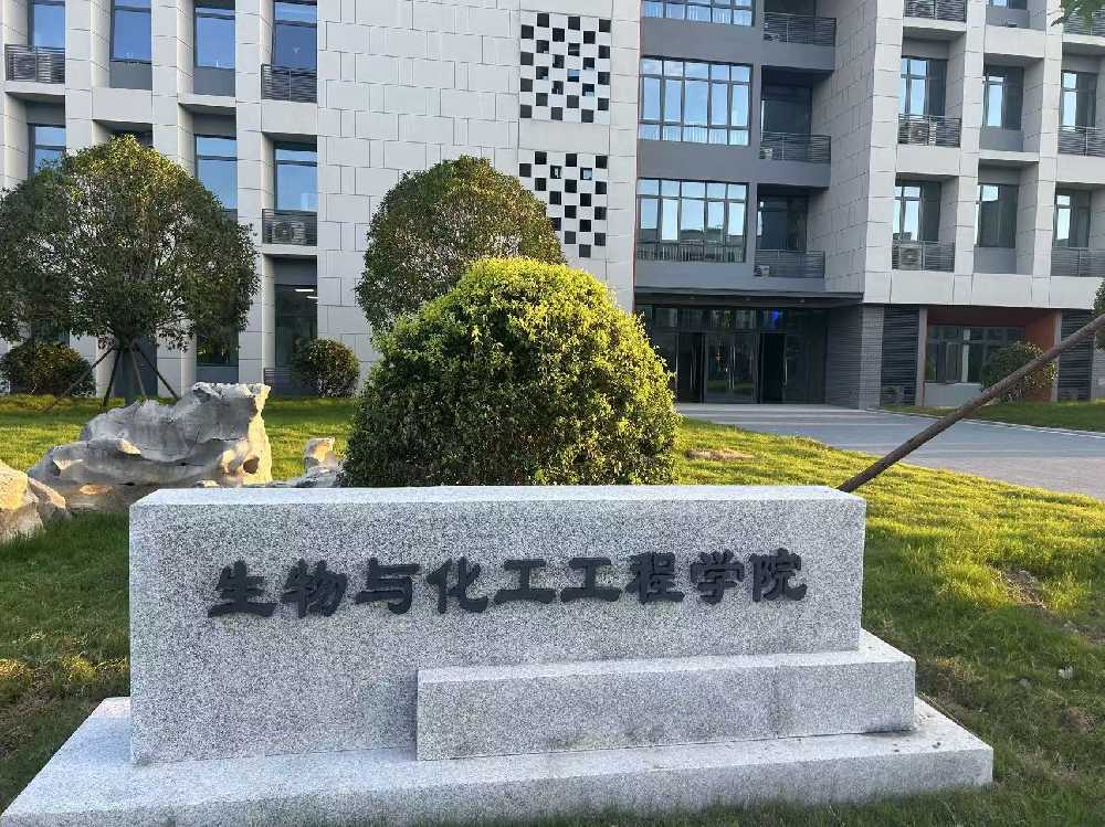浉河区扬州职业大学体育场高杆灯项目